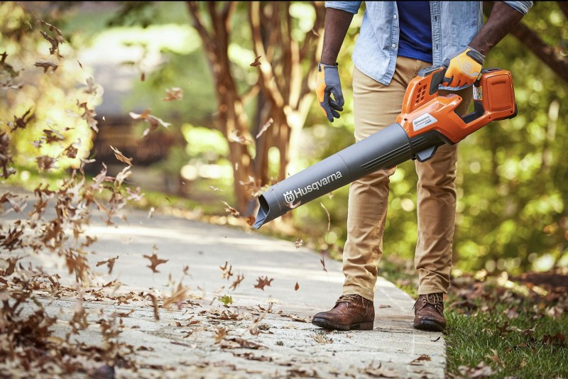 Proper Lawn Maintenance in the Fall to Prepare for a Canadian Winter